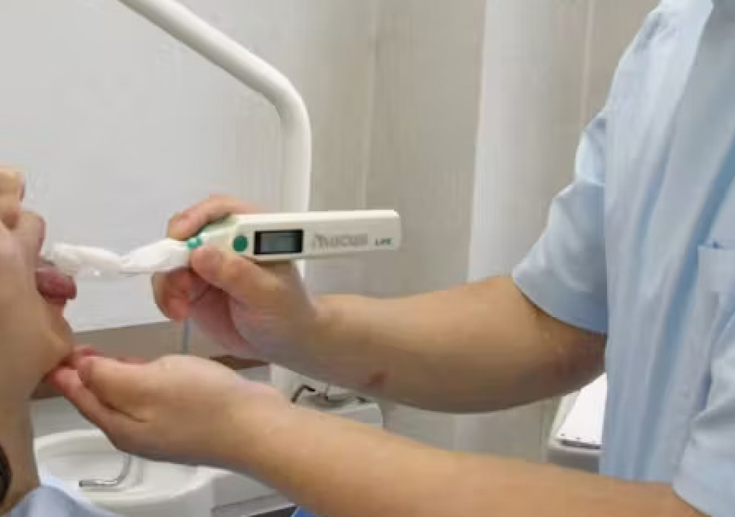 舌を検査している様子